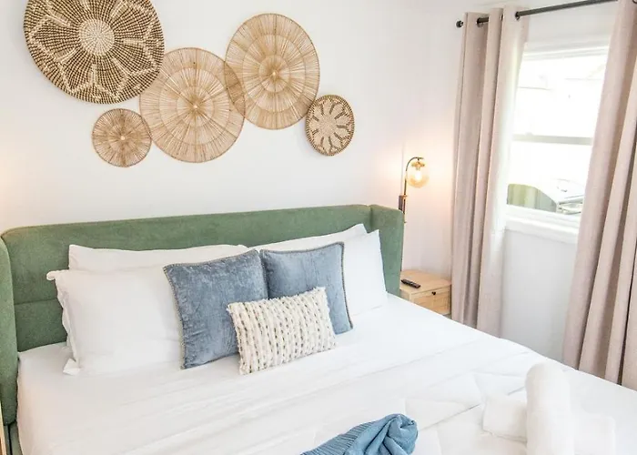 Coastal • Private Yard + Grill & Games Clearwater Beach