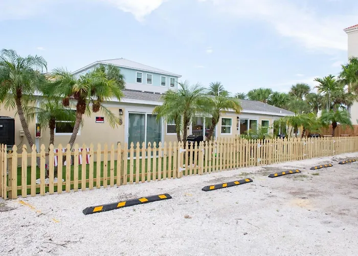 Coastal • Private Yard + Grill & Games Apartment *