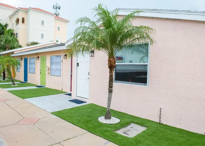 Coastal • Private Yard + Grill & Games Clearwater Beach