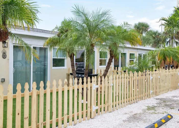 Apartment Coastal • Private Yard + Grill & Games